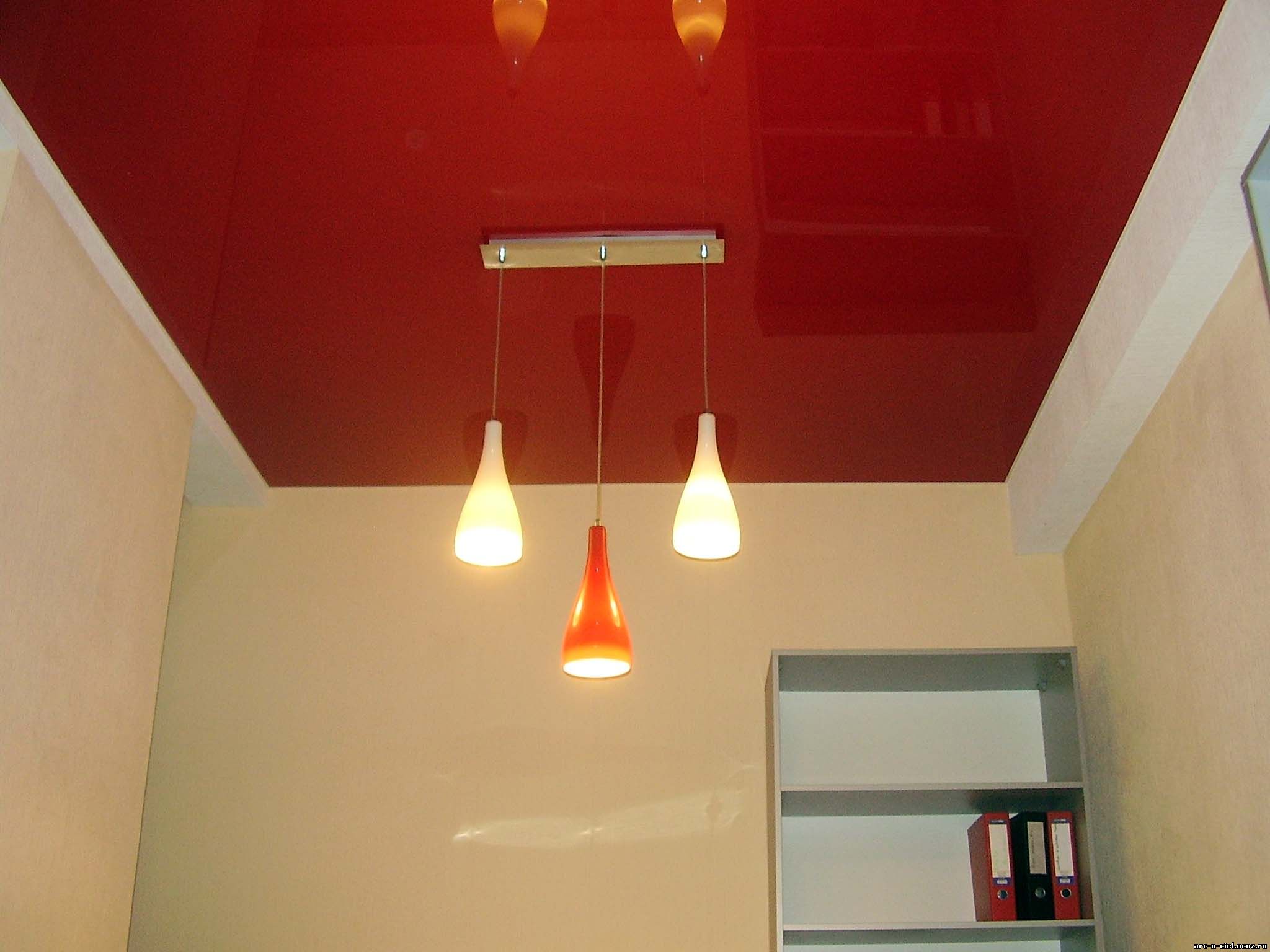 Красный лаковый натяжной потолок в офисе